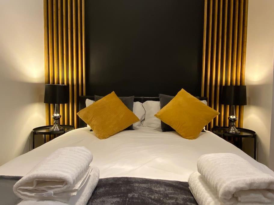 Stunning One B/R Apartment - City Centre リーズ エクステリア 写真