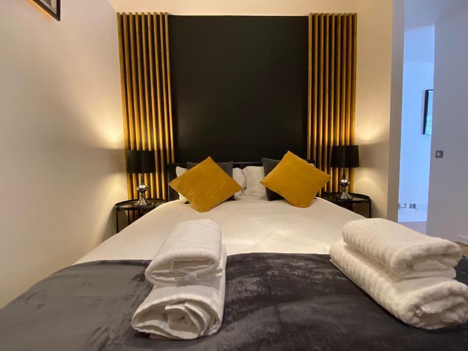Stunning One B/R Apartment - City Centre リーズ エクステリア 写真